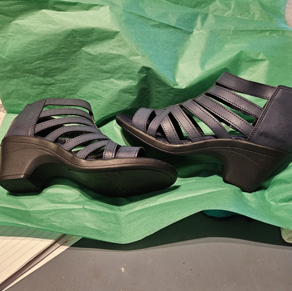 NIB Easy Street Leather Sandals for Michelle Colby